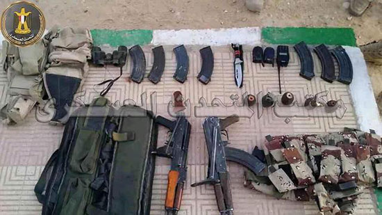  جانب من الأسلحة التى عثر عليها الجيش المصرى مع الإرهابيين -اليوم السابع -7 -2015